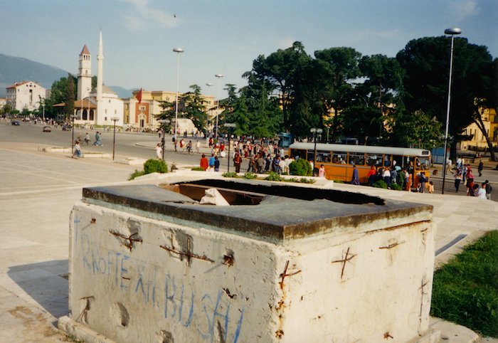 Kur rrëzohet Enver Hoxha...